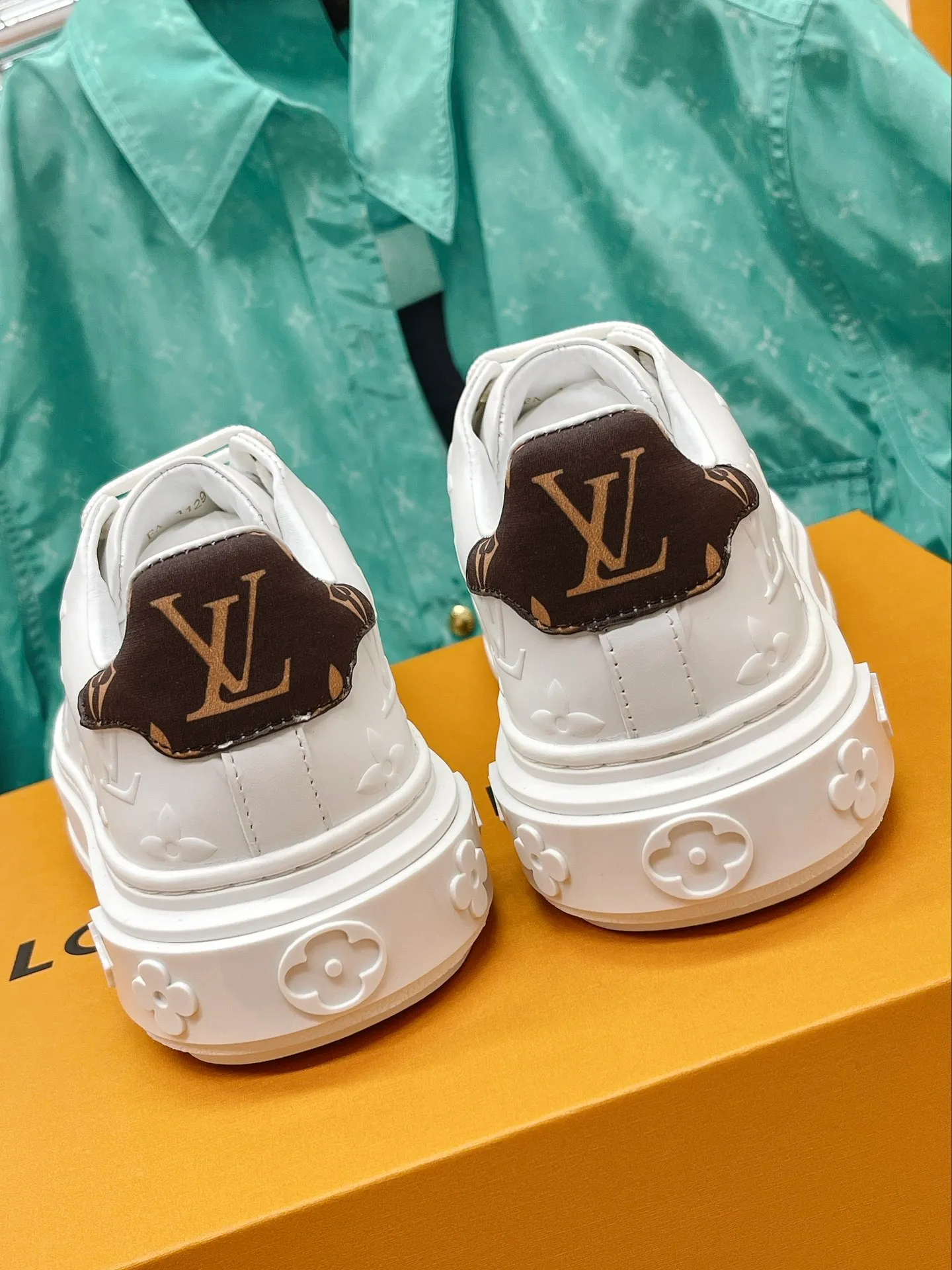 👟👟Ex-factory price 560👟👟 Women's shoes factory LV (couples model) donkey brand 2022 new color latest thick-soled white shoes three-dimensional embossing process new color super good-looking girly heart bursting with youthful vitality versatile fashion ———————————————— Fabric: cowhide Lining: silk cowhide Outsole: T👟👟Ex-factory price R wear-resistant sole Code number: 35-45